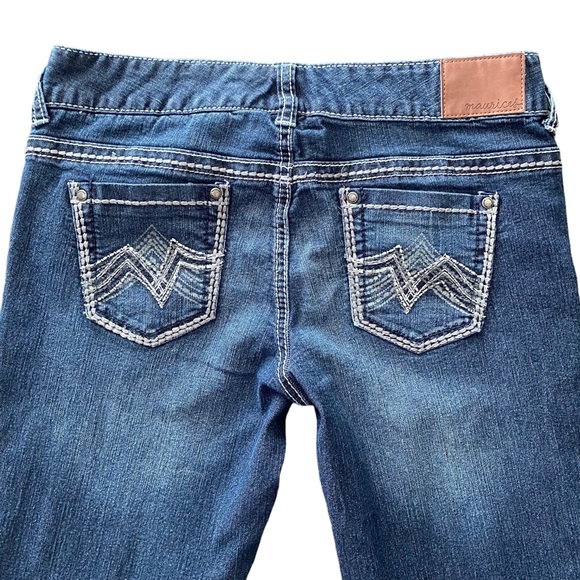 Maurice’s Straight Leg Distressed Wash Jeans with Embroidered Pockets 7/8 Short - Picture 8 of 15